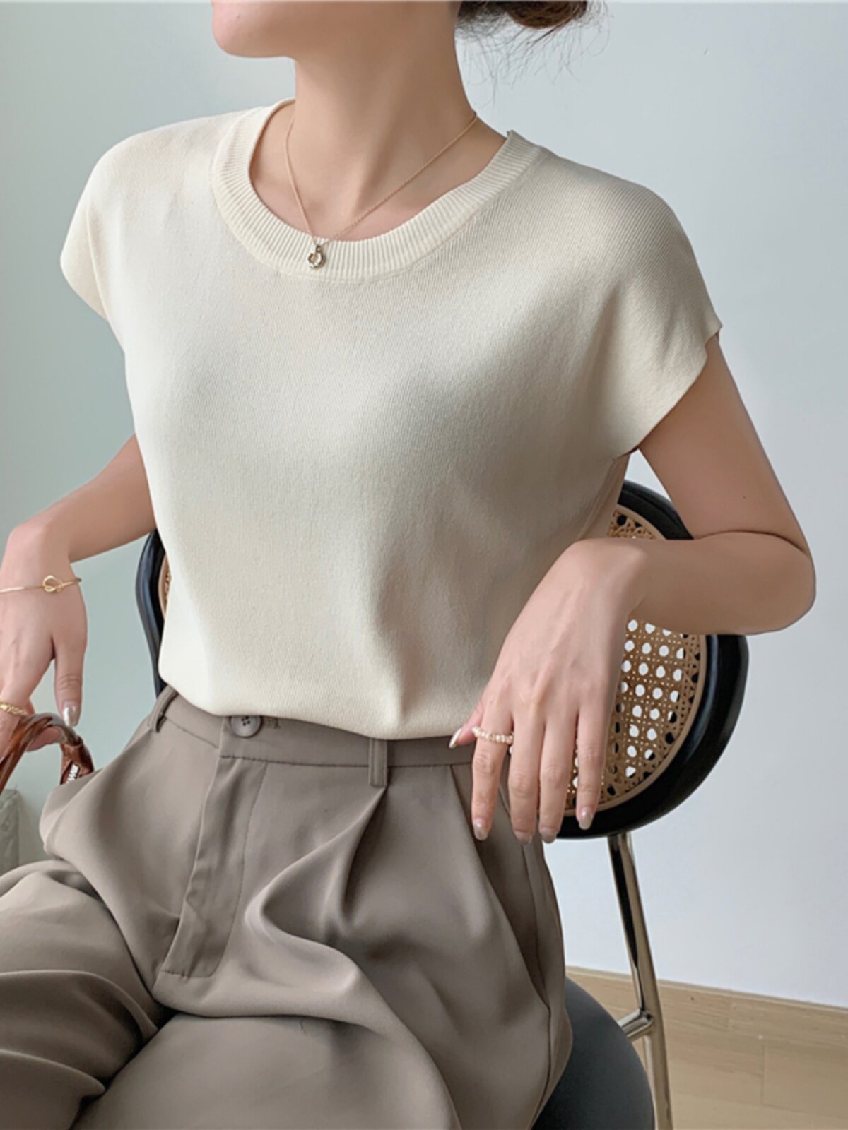 여성을위한 솔리드 컬러 블라우스 여름 얇은 느슨한 꽃 라운드 넥 반팔 티셔츠 짧은 레이디 솔리드 컬러 아이스 실크 스웨터