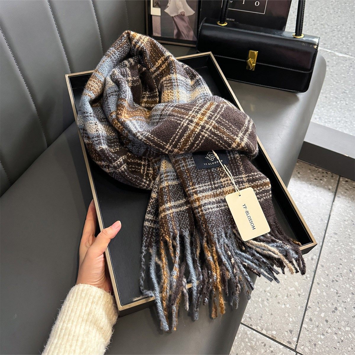 格子围巾披肩外搭格子女士冬款护颈围脖保暖加厚百搭长款双面情侣