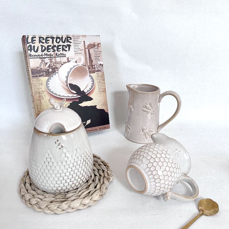 外贸简约纯白陶瓷浮雕奶杯马克杯