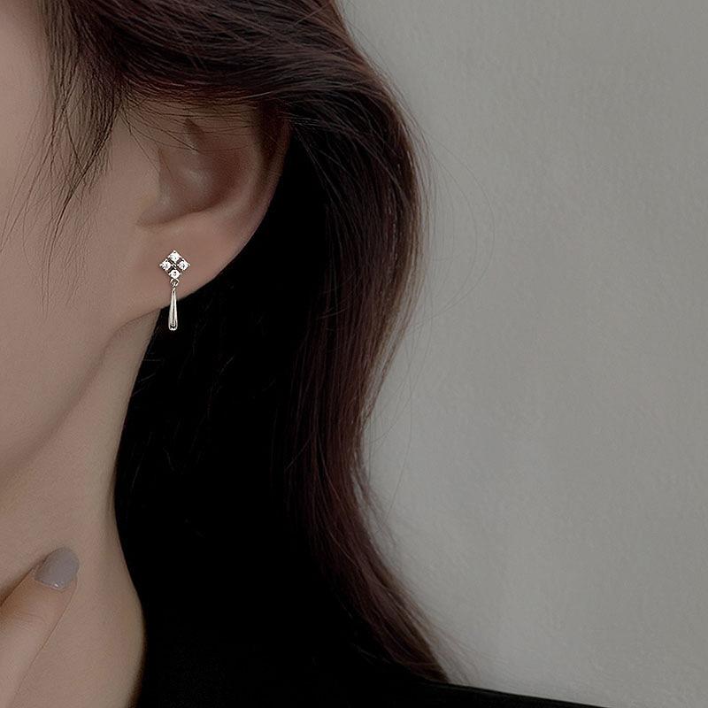 锆石四叶草水滴耳钉短款