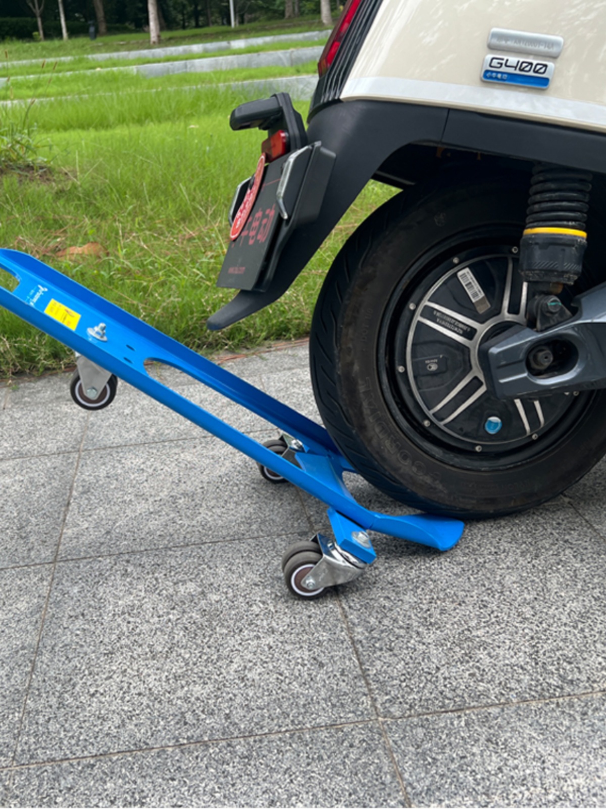 Electric vehicle emergency fire prevention and vehicle moving tool two-wheeled electric vehicle moving device motorcycle universal wheel flat tire moving frame