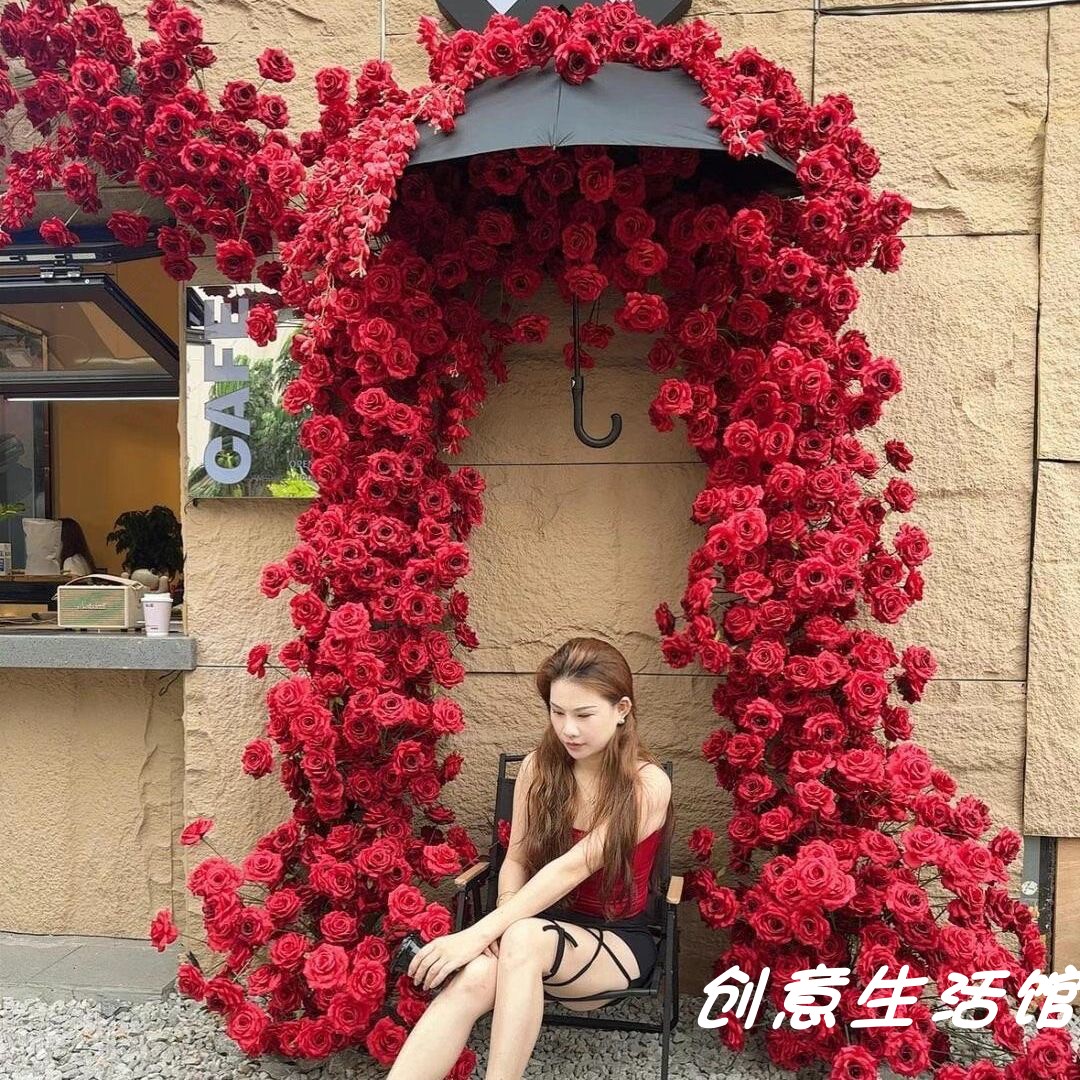红色玫瑰拱门花艺美陈可定制