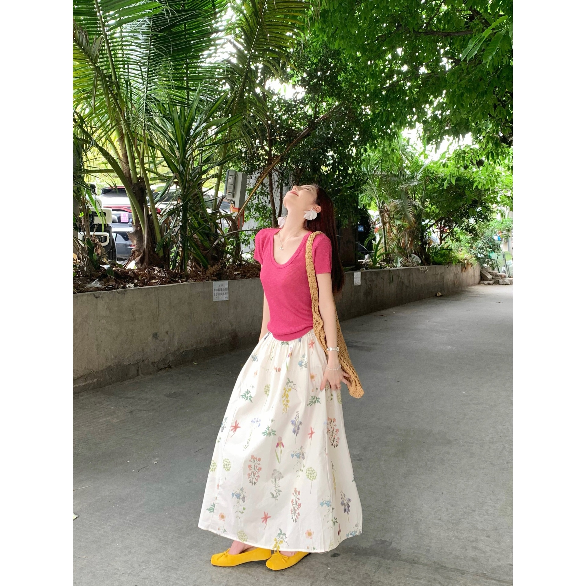 夏日绝美玫红色小上衣女搭配碎花长裙设计感弧形下摆短袖针织T恤