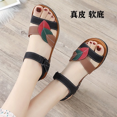 夏季坡跟软底时尚中老年凉皮鞋