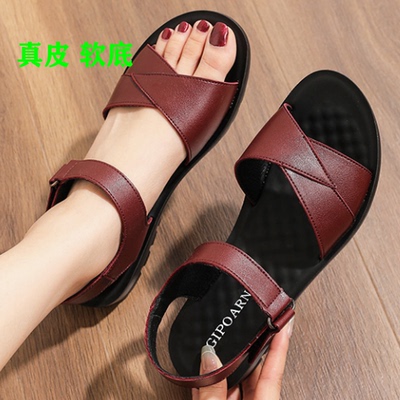 2025夏季新款真皮女鞋露趾沙滩凉鞋防滑软底平跟中老年妈妈凉鞋子