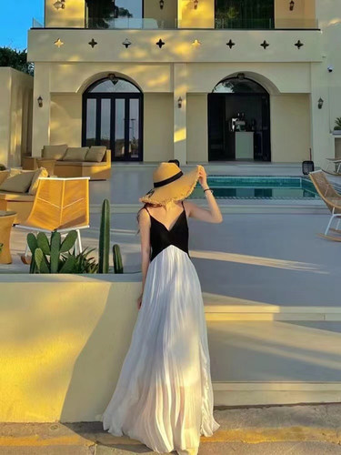 旅游风薄款修身露背度假吊带裙