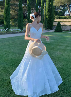 2025夏季新款大码女装白色吊带连衣裙轻奢小众设计感仙女沙滩长裙