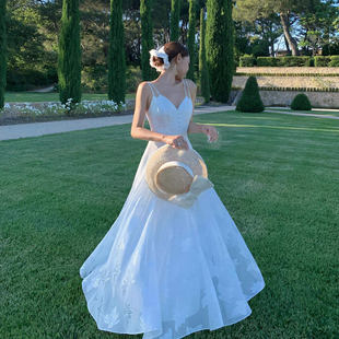 2025夏季新款大码女装白色吊带连衣裙轻奢小众设计感仙女沙滩长裙