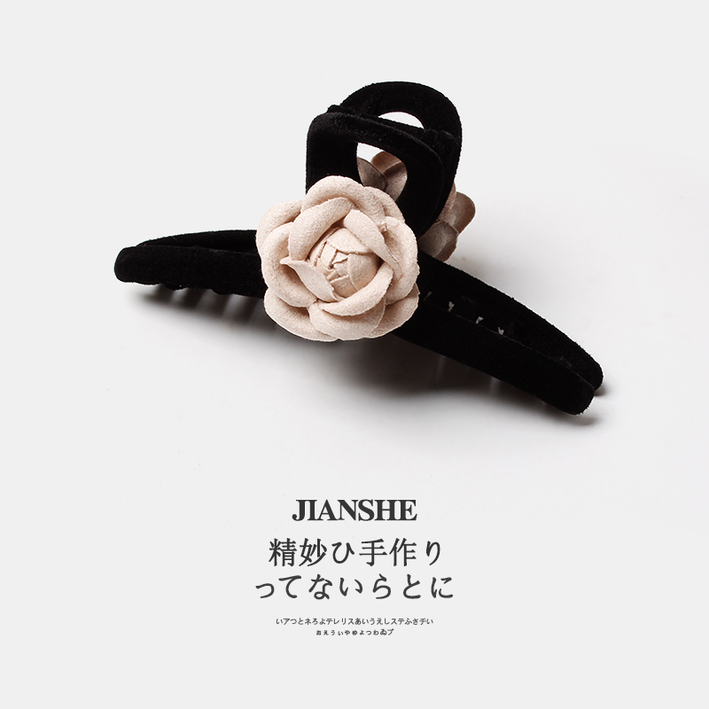 法式赫本风丝绒山茶花抓夹高级感