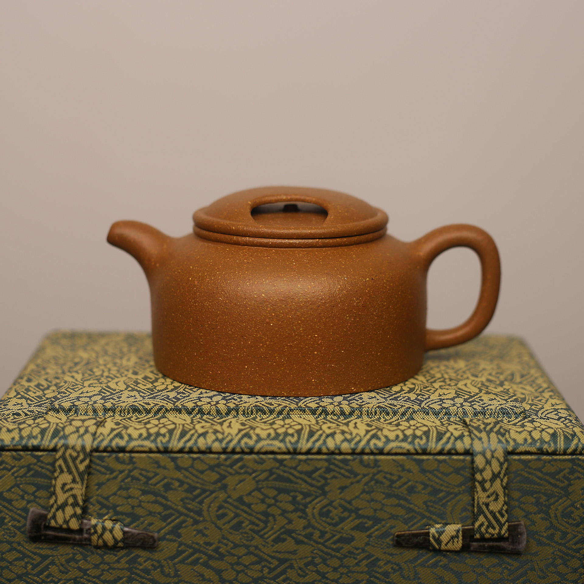 格昌牛盖莲子30目玉成段泥茶壶