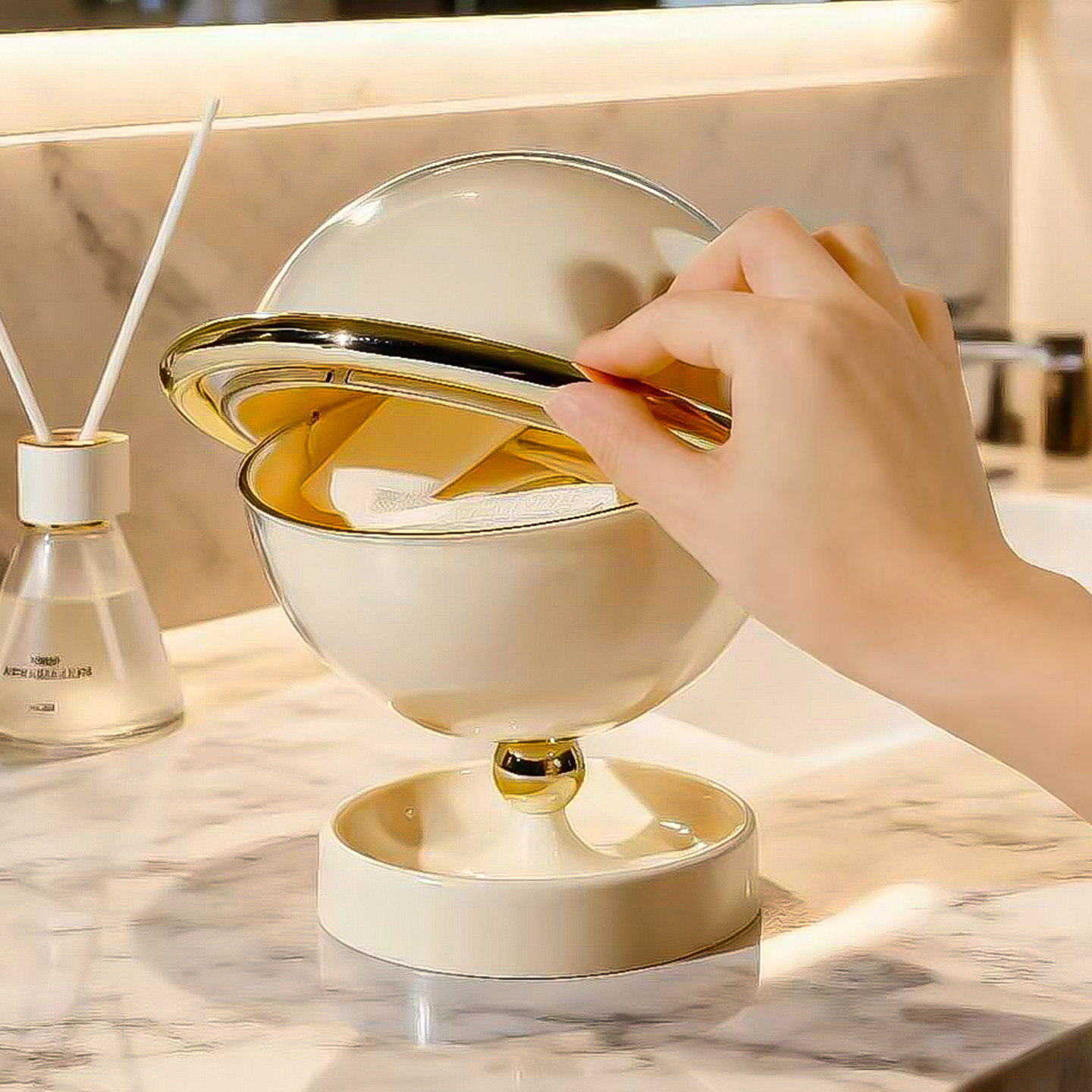 桌面垃圾桶可爱星球收纳桶家用客厅卧室桌面可爱卡通翻盖迷你纸篓