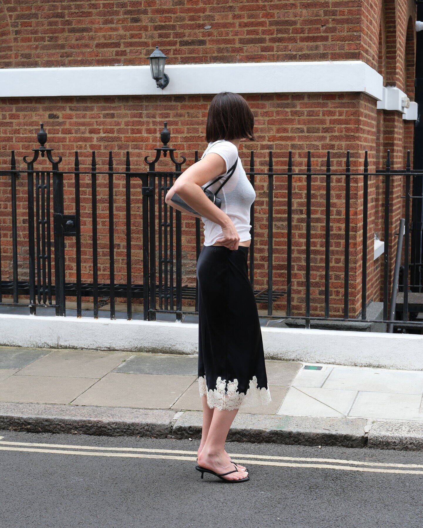 Lace-Trimmed Satin Midi Skirt 2026春季新款蕾丝拼接绸面半身裙