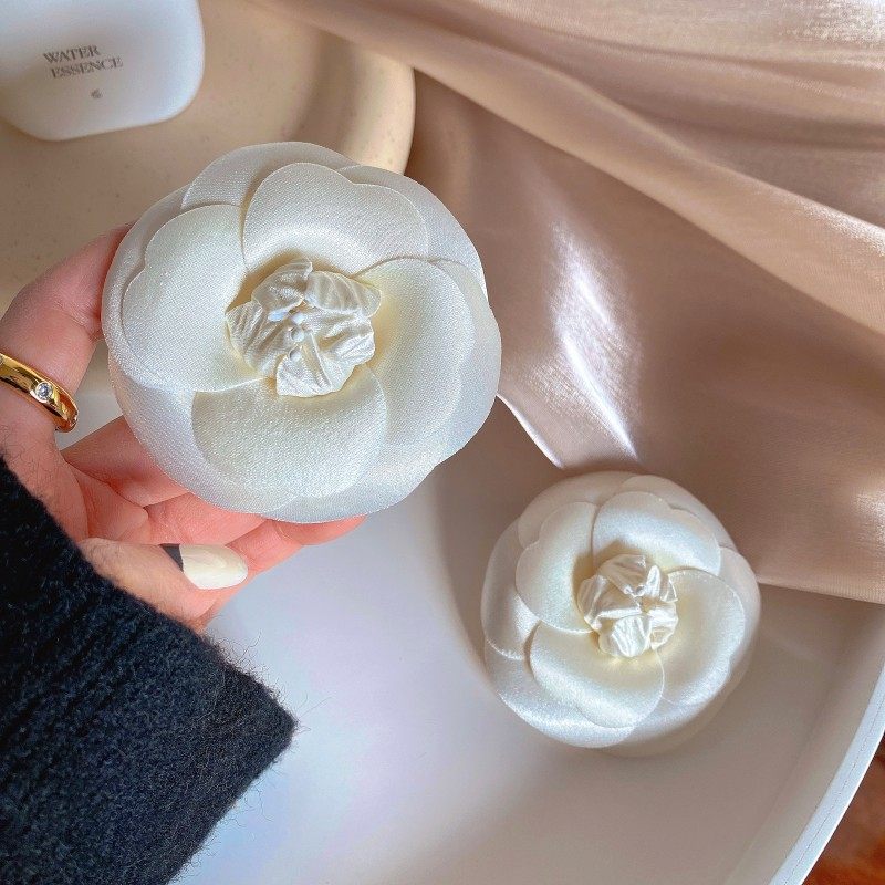 小众设计感珍珠山茶花胸花白色奶油真丝布艺花朵胸针别针高档配饰,饰品/流行首饰/时尚饰品新,胸针,淘宝优惠券,粉丝福利购,淘宝优惠卷