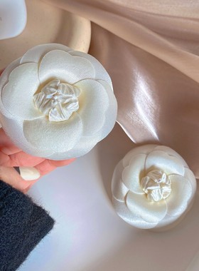 小众设计感珍珠山茶花胸花白色奶油真丝布艺花朵胸针别针高档配饰