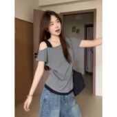 辣妹撞色修身 韩系假两件斜肩短袖 T恤女2026夏季 褶皱miu系露肩上衣