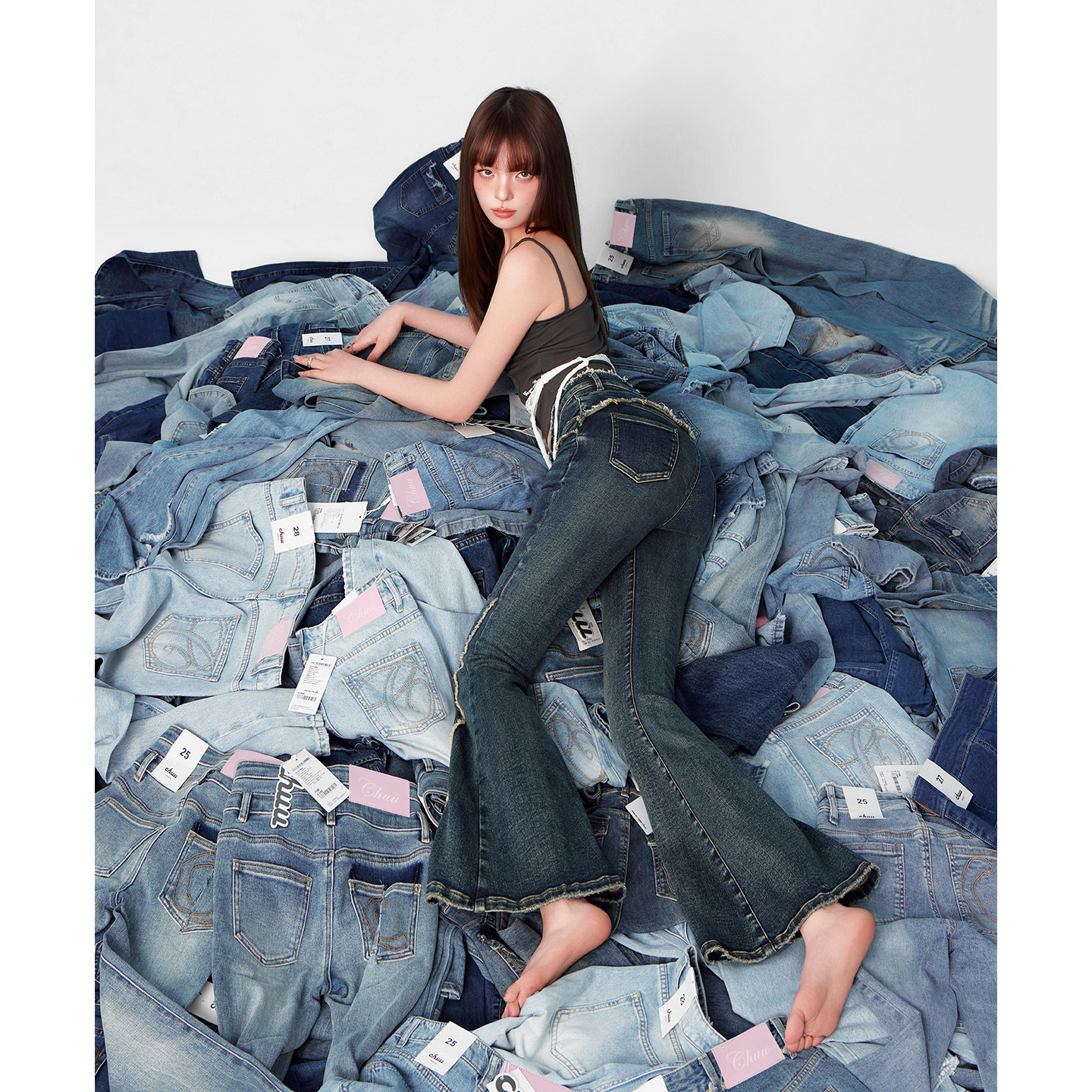 CHUU毛边微喇牛仔裤女2026秋季新品做旧磨破喇叭裤字母口袋长裤子