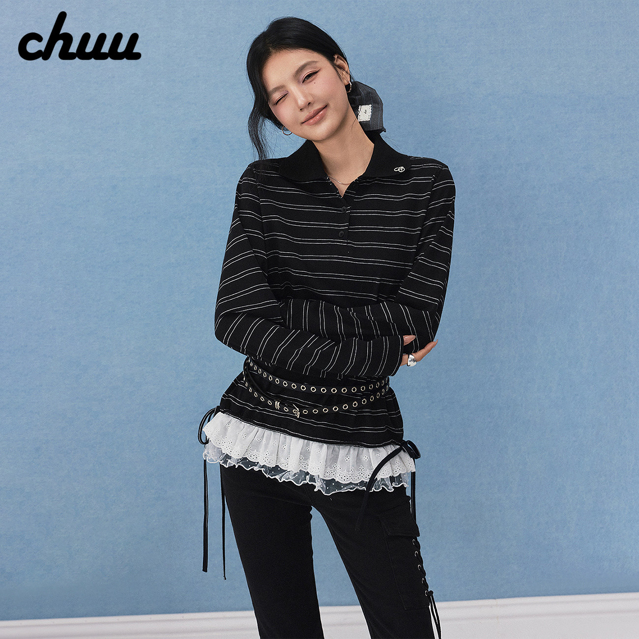 CHUU字母绣花条纹T恤女2026冬季新品蕾丝边拼接系带翻领长袖上衣