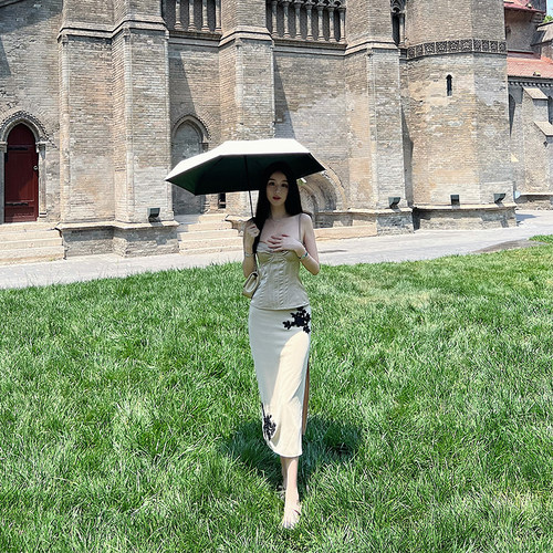 熊熊【西西里传说】花三三同款气质香槟色吊带上衣侧开衩管珠半裙