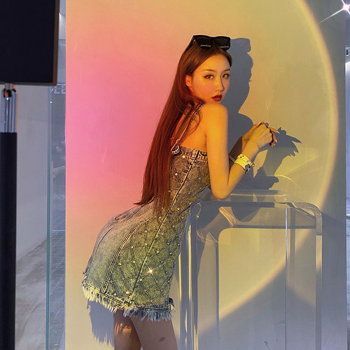 菱格牛仔钻石吊带连衣裙