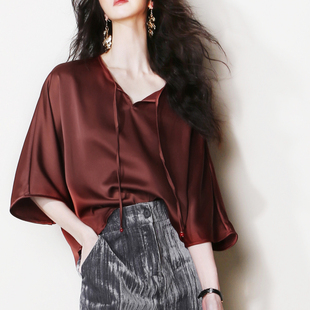 V11显白低饱和棕红色露锁骨系带显瘦宽松垂感丝滑缎面五分袖上衣