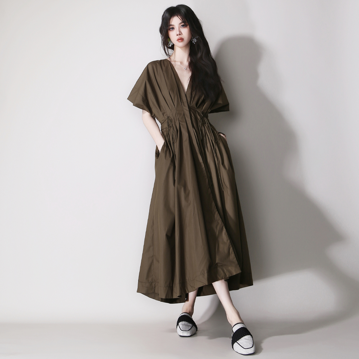 欧美风V领蝙蝠袖收腰连衣裙