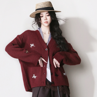 F4新年限定小马刺绣暗红色复古显白V领宽松竖排扣休闲毛衣外套