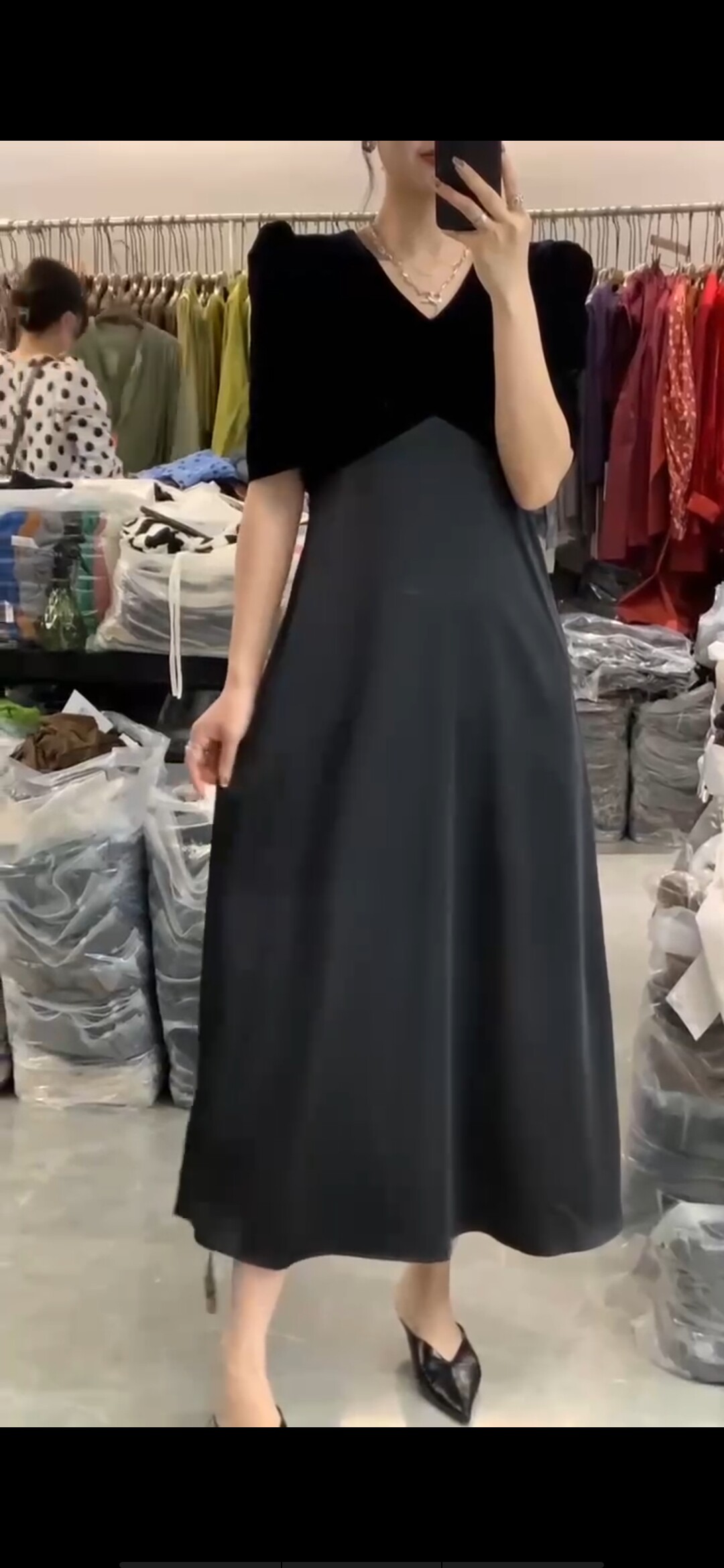 风尚黑色金丝绒连衣裙法式V领高腰丝绒拼真丝宽松大摆长裙漫姿妮