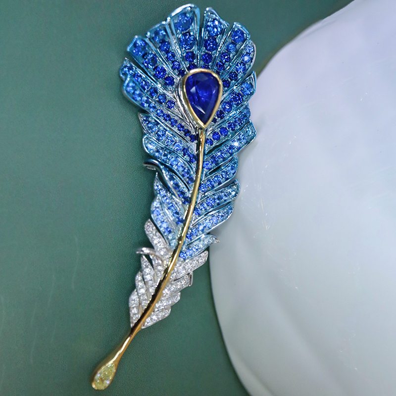 宝创集18K金镶嵌1克拉天然皇家蓝宝石羽毛胸针吊坠两用款钻石彩宝