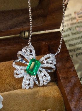 宝创集18K金镶嵌0.55克拉天然翠绿色祖母绿蝴蝶结项链钻石彩宝