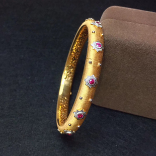 宝创集18K金镶嵌红宝石手镯意大利黄金拉丝工艺复古时尚手镯
