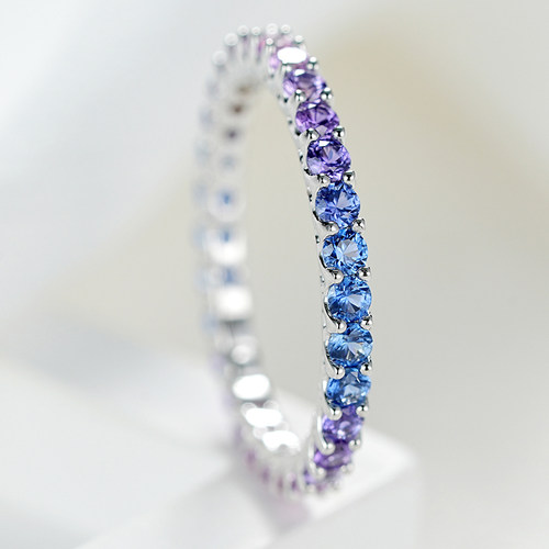 宝创集18K金镶嵌0.65克拉天然薰衣草紫蓝宝渐变戒指满圈排戒