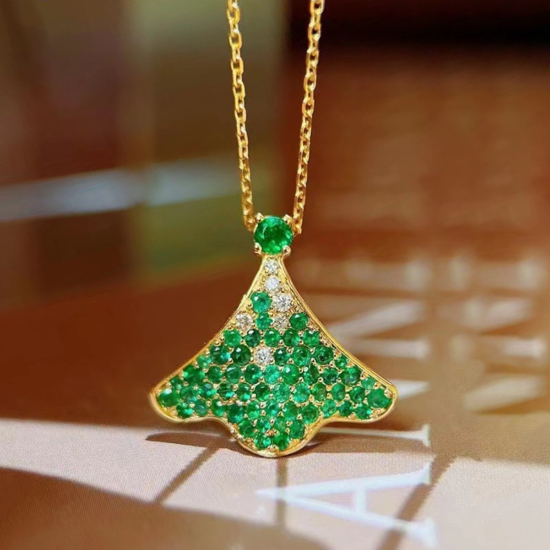宝创集18K金0.6克拉巴基斯坦swat祖母绿小裙子吊坠钻石锁骨项链