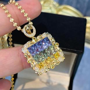宝创集18k金镶嵌3.35克拉彩色蓝宝石吊坠彩虹渐变无边镶设计方牌
