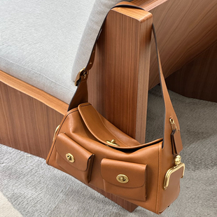 2026春季新款夹子口金包复古邮差女包大容量多口袋单肩包斜挎包包