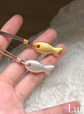 S925银新中式金色磨砂小鱼项链女款高级感轻奢小众简约百搭毛衣链