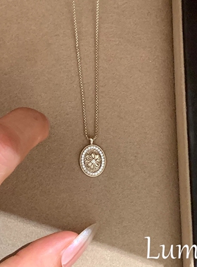 中古咖啡金浮雕花朵圆牌项链