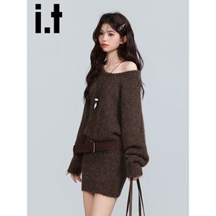 it:CHOCOOLATE咖色斜肩针织连衣裙女2025新款冬短款修身包臀裙子