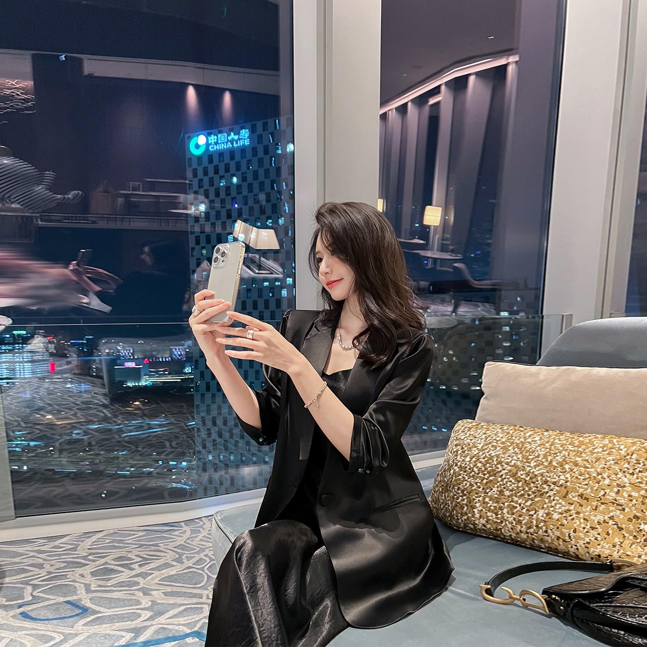 黑色七分袖醋酸缎面西装外套女薄款2025夏季通勤宽松显瘦西服上衣