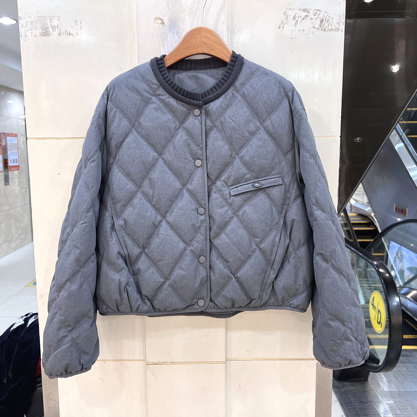 高级感菱格拼色圆领羽绒服女短款