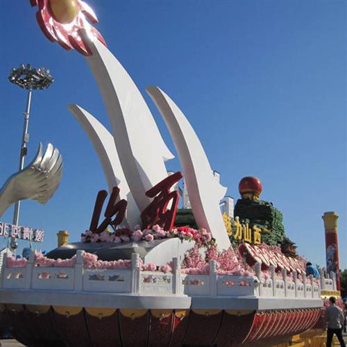 制作玻璃钢巡游花车大型表演宣传花车车架底盘公园游览电动花车