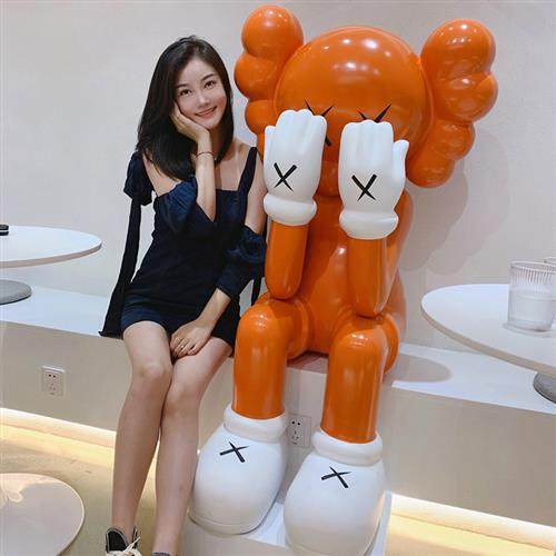 克莱因蓝网红店kaws落地大摆件坐姿美发店公仔玻璃钢雕塑客厅装饰