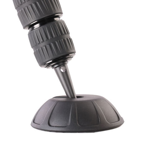 在平地及光滑地板使用，不打滑，脚架更稳固