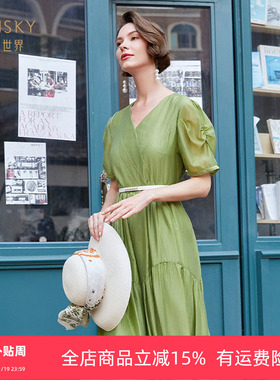 umisky优美世界商场同款夏季时尚V领收腰纯色a字连衣裙SK2D1715