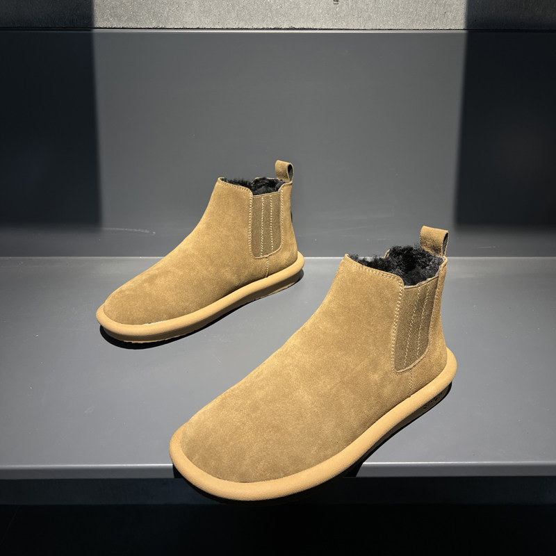 MENS SUEDE CHELSEA BOOTS ARE WARM AND COMFORTABLE IN WINTER AND THE YOUNG GUY A PEDAL IS A DRIVING ARTIFACT