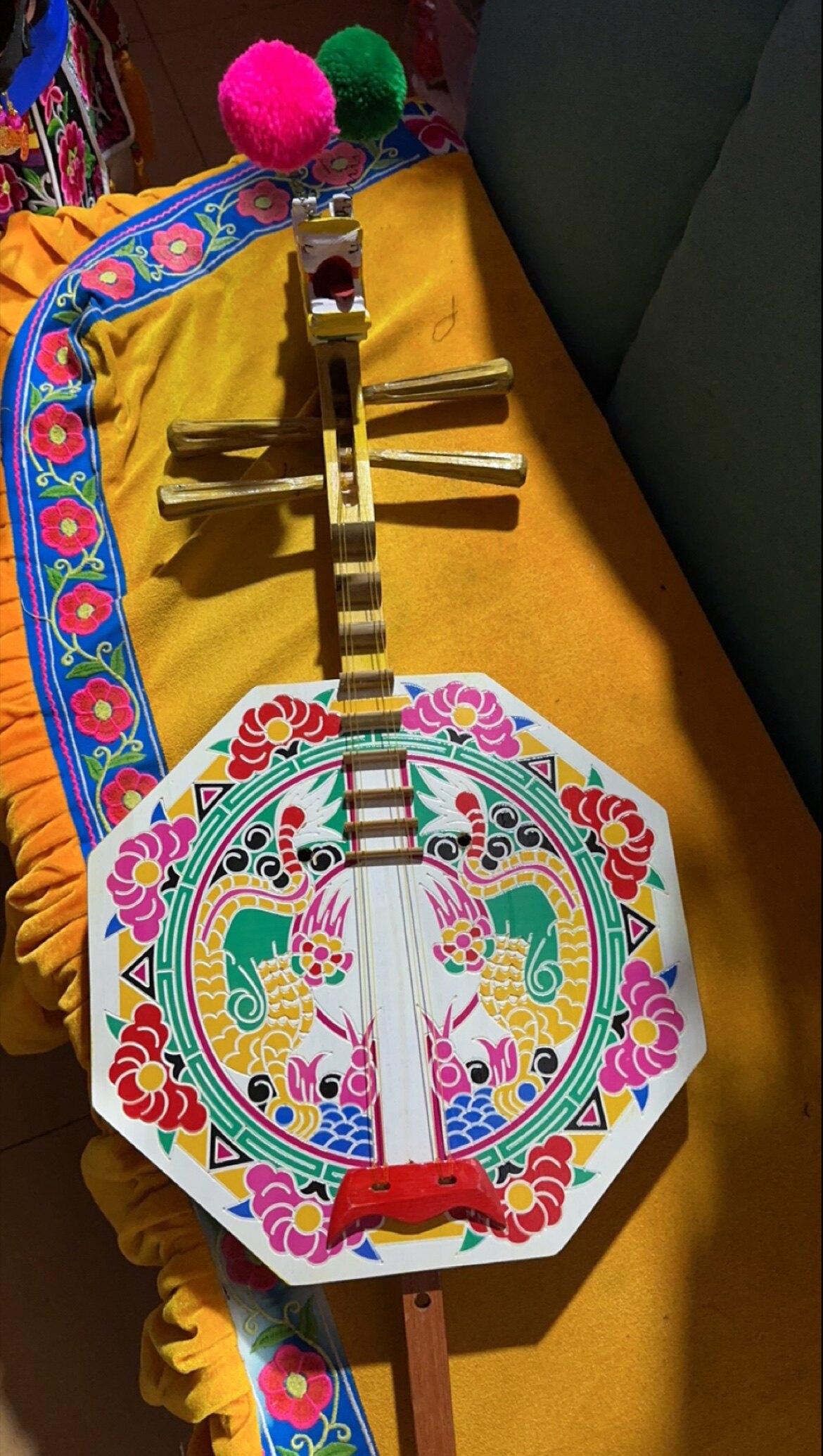 云南少数民族三弦彝族跳左脚舞弦子乐器表演演出道具