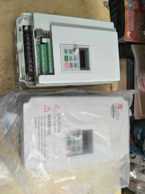 富凌变频器2.2KW 380V DZB300B002.2L4A 现货