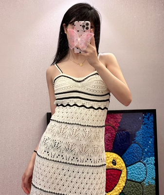 V领撞色镂空针织吊带长连衣裙