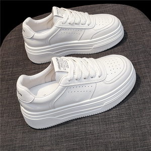 小白鞋女百搭春秋厚底松糕2026夏季透气新款爆休闲老爹运动板鞋潮