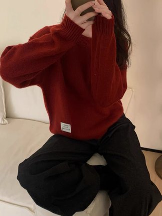 骆驼绒圆领贴布标长袖针织衫女秋冬简约慵懒风时尚洋气软糯毛衣