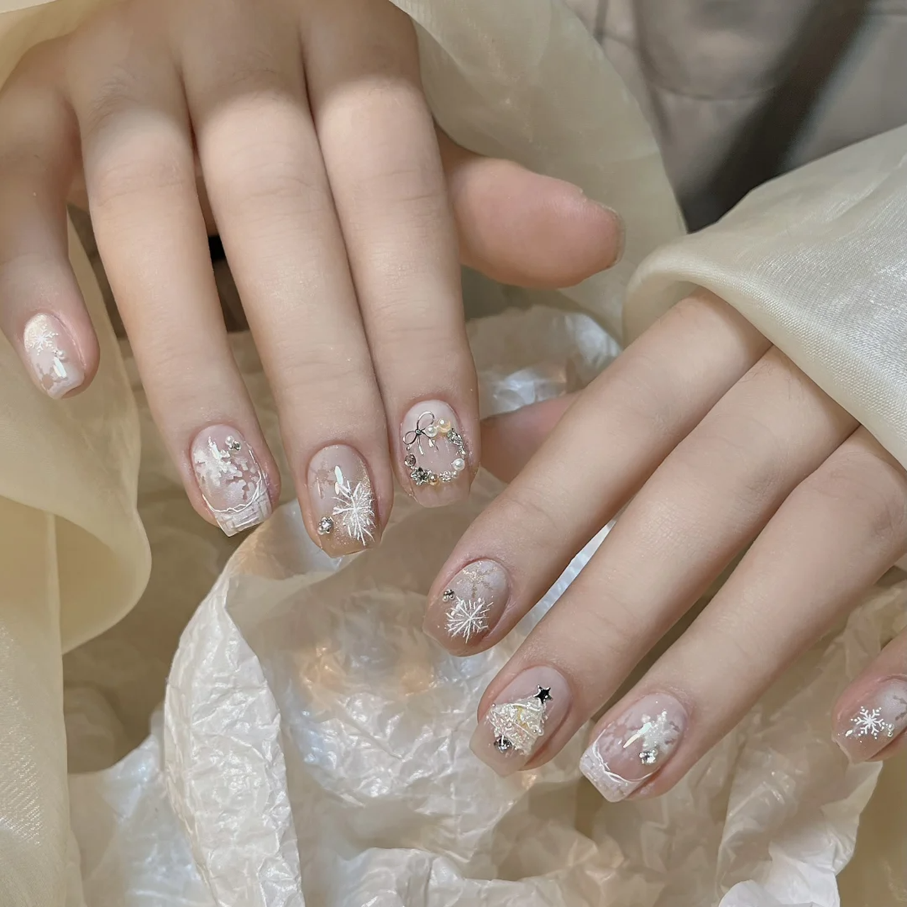 秋冬高级感纯手工定制白色圣诞短甲贴钻新款穿戴甲2024新年款